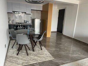 Appartement Deluxe | Cuisine privée | Réfrigérateur, micro-ondes, batterie de cuisine, vaisselle et ustensiles