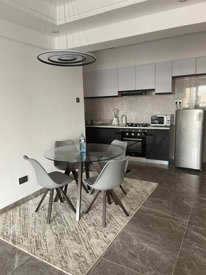 Leilighet – deluxe | Eget kjøkken | Kjøleskap, mikrobølgeovn og kjøkkenutstyr