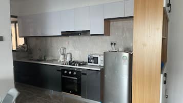 Refrigerador, microondas, utensilios de cocina