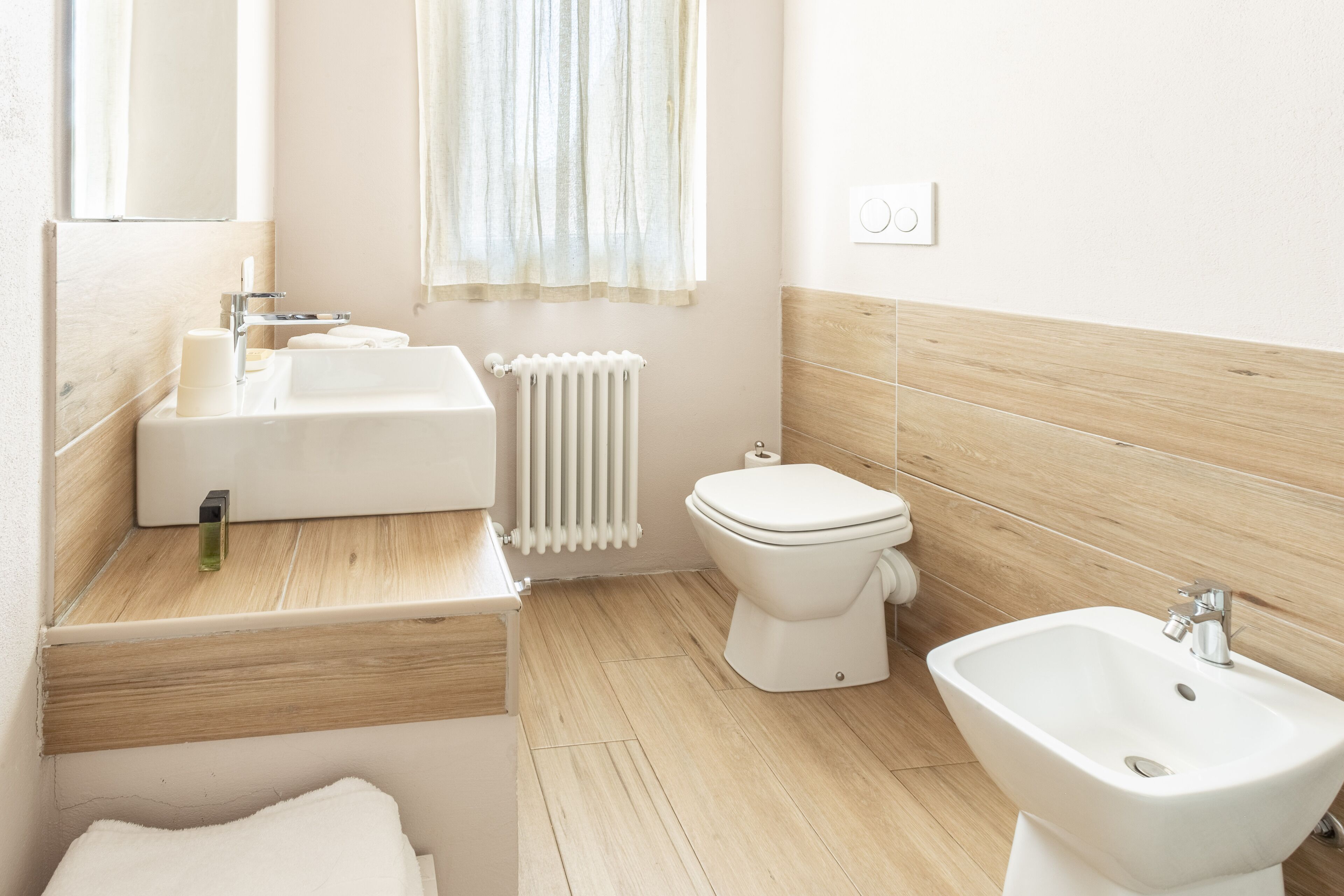 Dusche, Haartrockner, Bidet, Handtücher