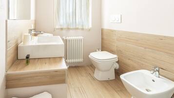 Dusche, Haartrockner, Bidet, Handtücher