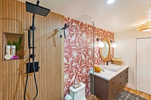 Shower, hair dryer, towels