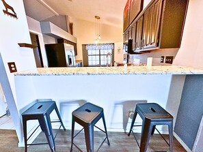 Een koelkast, een microgolfoven, een oven, een vaatwasser