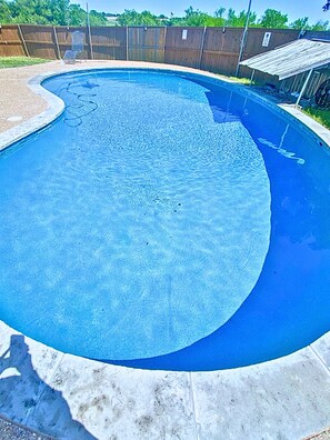 Outdoor pool - The Colony World Cup: 5 min Drive to Fan-Zone COSM Dallas Sleeps 8 (The Colony)