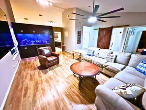 Smart TV, futbolito, libros