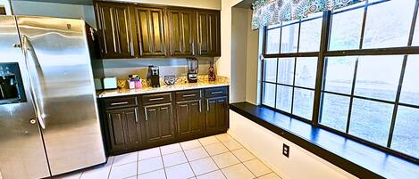 Réfrigérateur, micro-ondes, four, lave-vaisselle