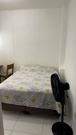 1 habitación, tabla de planchar con plancha, wifi gratis y ropa de cama 