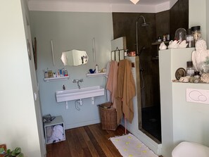Haartrockner, Handtücher, Toilettenpapier