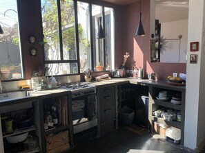 Mikrowelle, Ofen, Wasserkocher, Kochgeschirr/Geschirr/Besteck