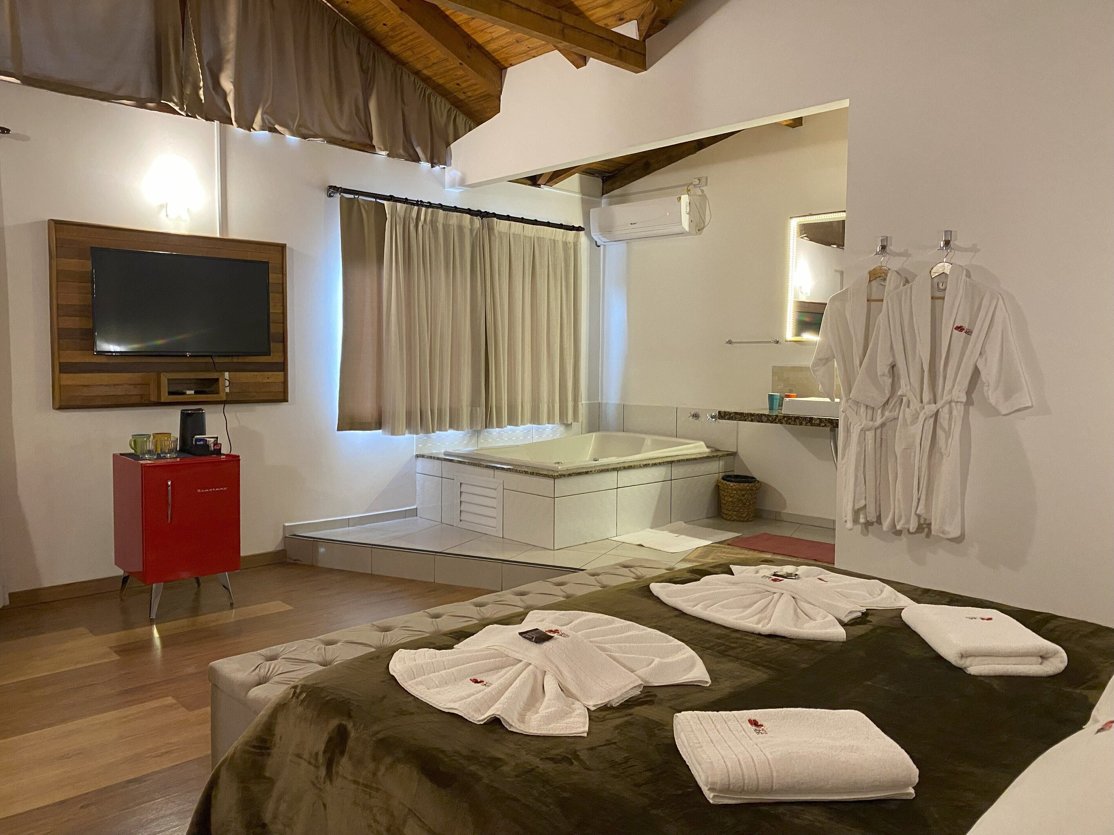 Deluxe Studio Suite | Premium bedding, free WiFi, bed sheets