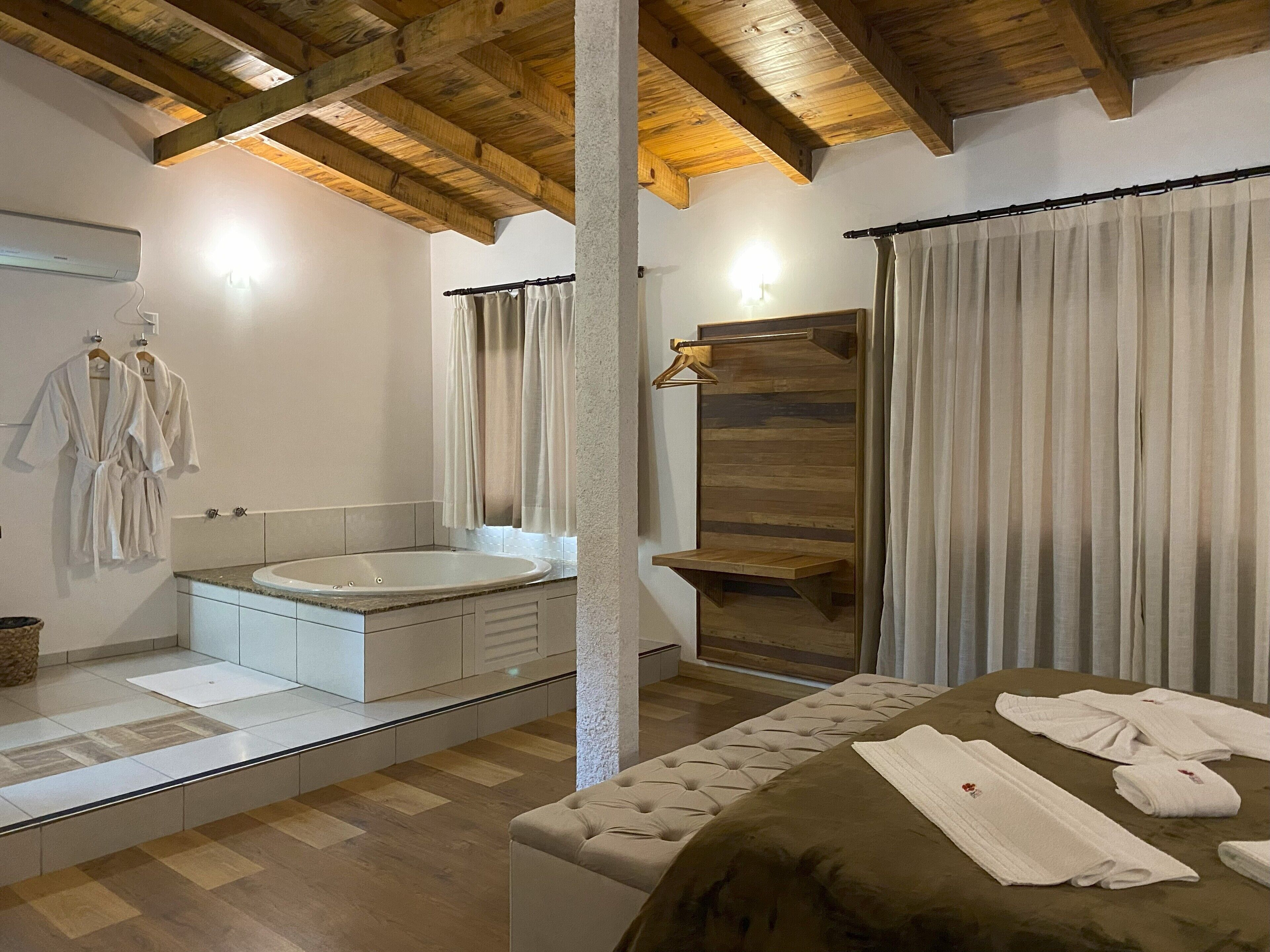 Deluxe Studio Suite | Premium bedding, free WiFi, bed sheets