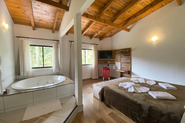 Deluxe Twin Room | Premium bedding, free WiFi, bed sheets