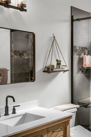 Shower, hair dryer, bidet, towels - Red Canyon Casita | Private hot tub | Zion NP (Orderville)
