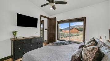 1 dormitori, planxa i posts de planxar i un bressol de viatge