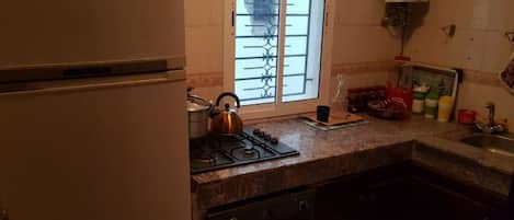 Kühlschrank, Herdplatte, Mixer, Esstisch