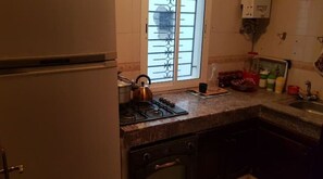 Frigorífic, placa de cuina, liquadora i una taula de menjador 