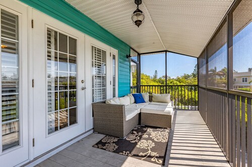 Bay Breeze Bungalow: Canalfront family home with dock and pool