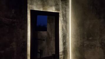 Een douche, handdoeken, zeep, shampoo