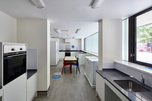 Shared kitchen facilities - Frances Gardner House (London)