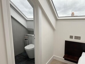 Assecador de cabells, bidet, tovalloles i sabó 