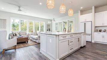 Signature House, 5 Bedrooms, Non Smoking, Patio | Living room | 45-inch Smart TV with digital channels, fireplace, books