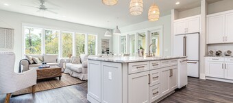 Lakeside Elegance Near Beach Access