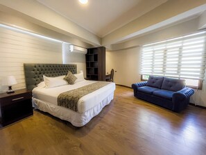 スイート | 高級寝具、羽毛の掛け布団、テンピュール、ミニバー