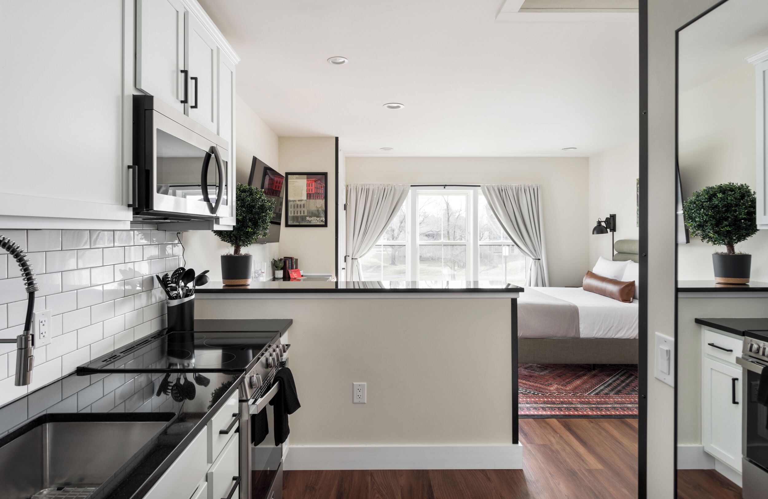 Boutique Resort Studio in the Heart of Bellaire. Walk to Short's Brewing.