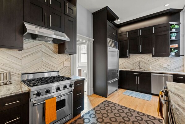 Jääkaappi, mikroaaltouuni, uuni, liesi