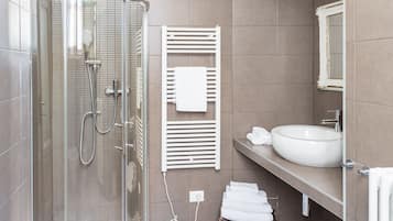 Regadera, secadora de cabello, bidet, toallas