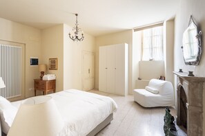 1 habitación, tabla de planchar con plancha, wifi y ropa de cama 