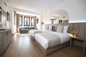 Habitación ejecutiva doble | Ropa de cama de alta calidad, caja fuerte, cortinas opacas y wifi gratis