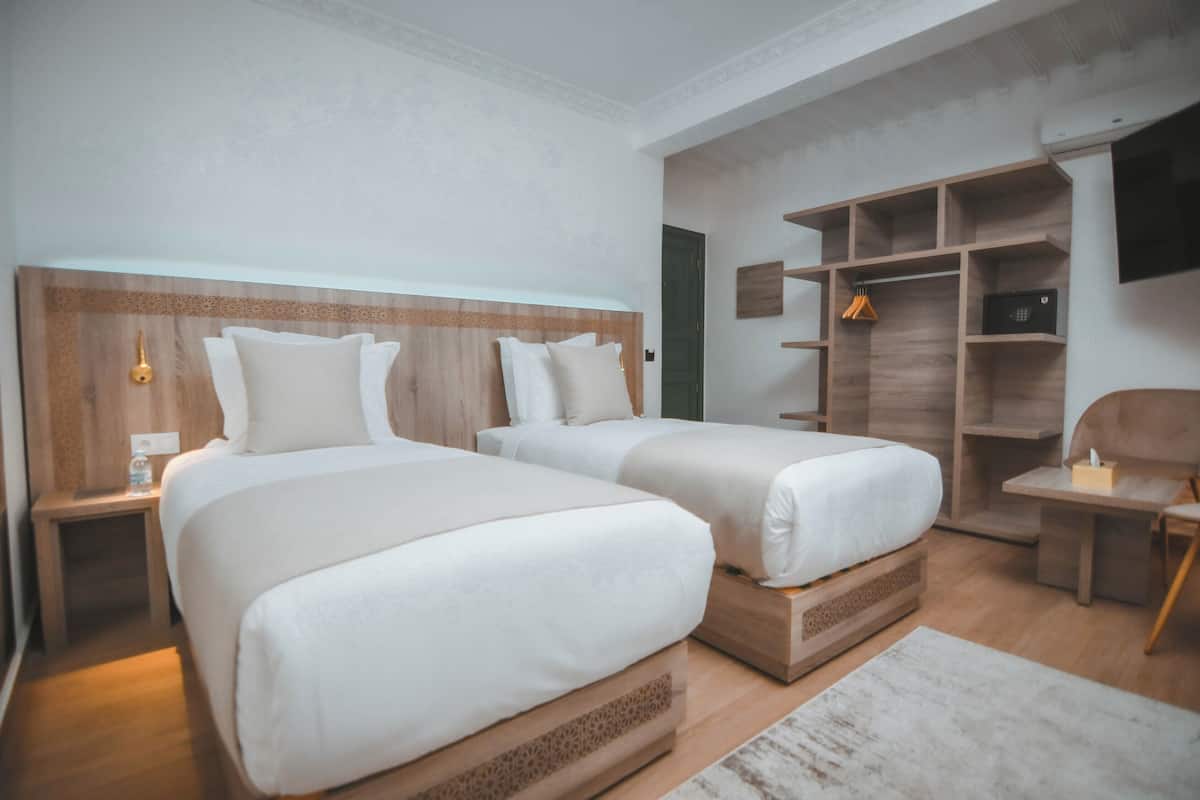 Premium bedding, in-room safe, blackout drapes, WiFi (free)