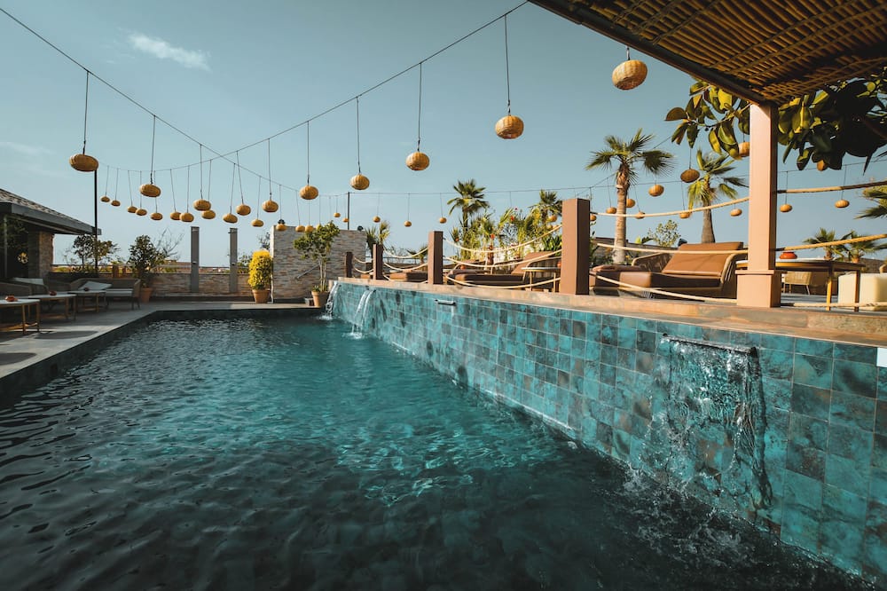 555 HOTEL CLUBBING ADULTS ONLY