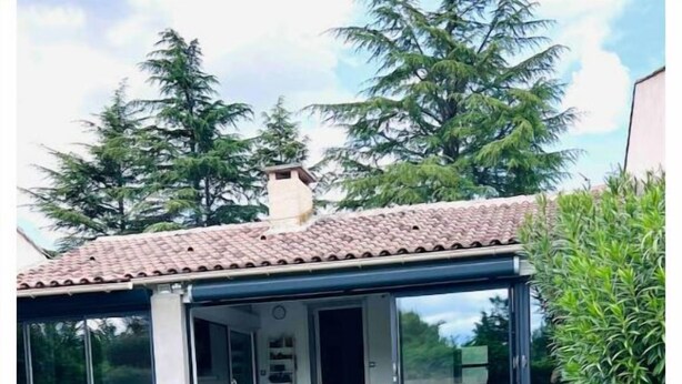 A swimming pool with a covered patio area, surrounded by greenery and trees. - Charmante Maison, Piscine, Spacieuse, 5 mn Aix (Aix-en-Provence)