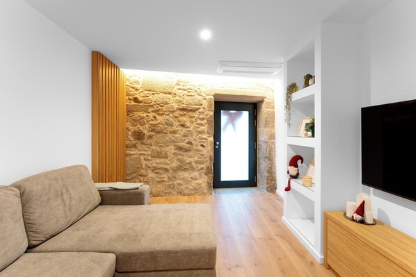 TV, fireplace