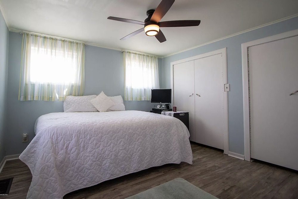 Cozy lakeside cabin near Timber Ridge Ski Resort. PetFriendly!! Van