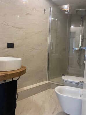 Articles de toilette gratuits, sèche-cheveux, peignoirs