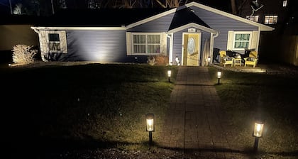 Cozy New Buffalo cottage with hot tub & fire pit. Short walk to downtown!