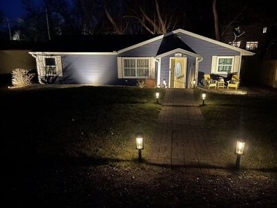 Cozy New Buffalo cottage with hot tub & fire pit.  Short walk to downtown!