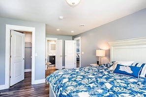 3 soverom, skrivebord, strykejern/-brett og reiseseng for barn