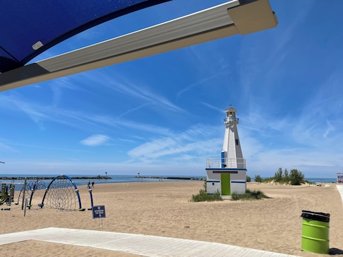 Cozy New Buffalo cottage with hot tub & fire pit.  Short walk to downtown!