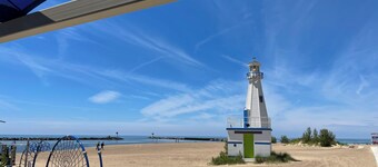 Cozy New Buffalo cottage with hot tub & fire pit.  Short walk to downtown!