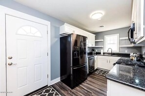 Kjøleskap, mikrobølgeovn, ovn og kokeplater