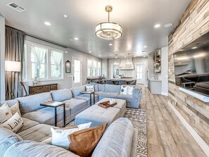 Smart-TV, peis, stereoanlegg og kontorer