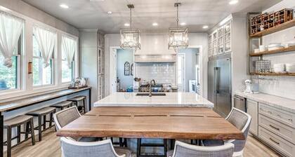 Carlton Landing. Large lakeview family home. Close to pool, pickleball & tennis!