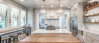 Carlton Landing. Large lakeview family home. Close to pool, pickleball & tennis!