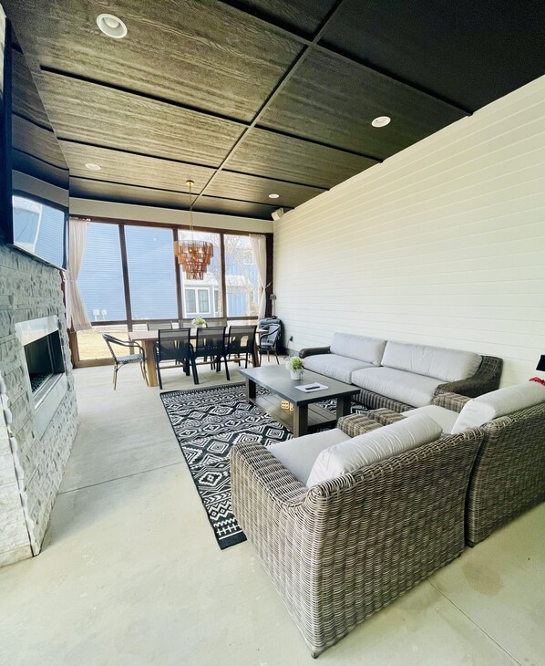 TV connectée, cheminée, chaîne hi-fi, espaces bureaux