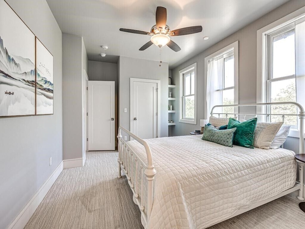 Carlton Landing. Large lakeview family home. Close to pool, pickleball