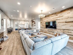 TV connectée, cheminée, chaîne hi-fi, espaces bureaux